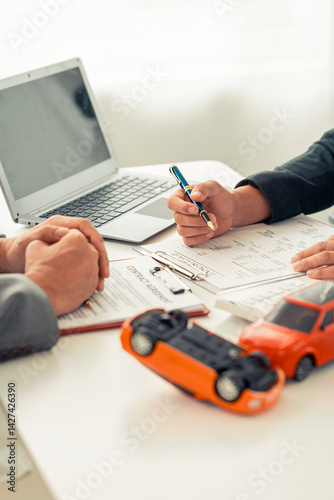 The car dealer informs the customer of the insurance details and car rental information and signs the accident insurance contract.
