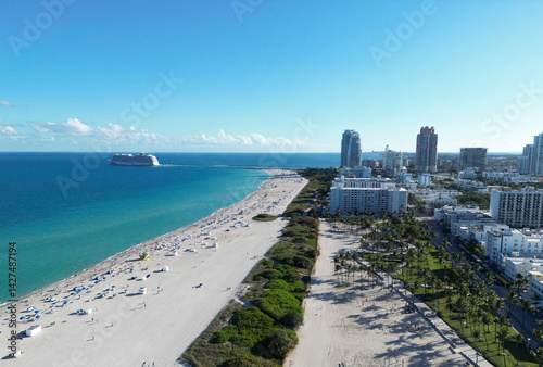 Obraz na płótnie Miami Beach skyline. Sandy beaches of Miami. Miamis famous landmarks. South Pointe beach with skyscrapers. Miami city panorama. Miami skyline and ocean. South Florida. Vibrant South Beach. w salonie