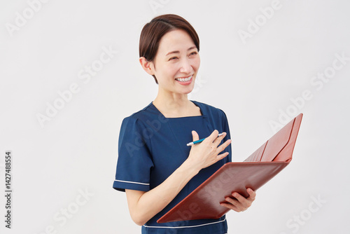 女性　美容看護師　問診　白背景