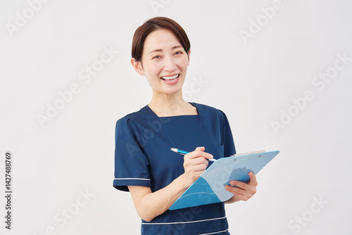 女性　美容看護師　問診　白背景