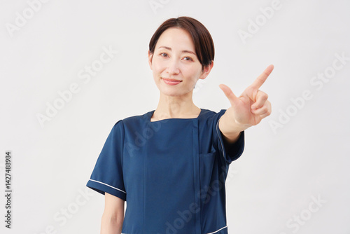 女性　美容看護師　チェックサイン　白背景