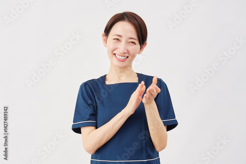 女性　美容看護師　拍手　白背景