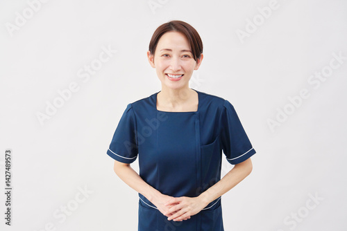 女性　美容看護師　お辞儀　カメラ目線　白背景