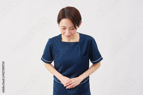 Konstfotografi 女性　美容看護師　お辞儀　白背景