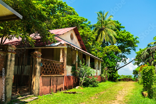 Obraz na płótnie Old villa at Royale Island, Salvation Islands in French Guiana w salonie