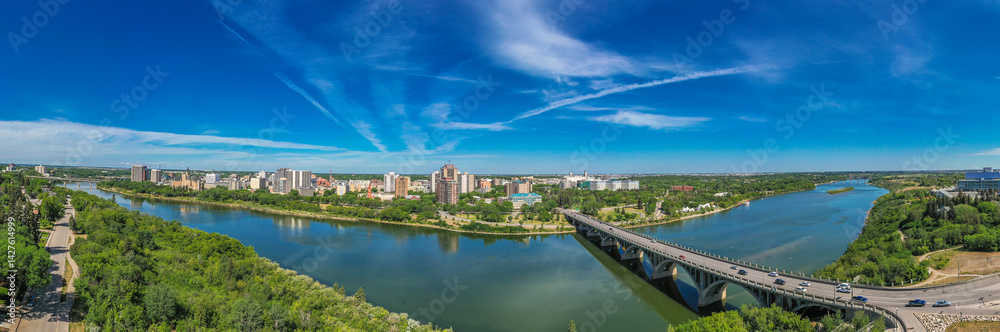 Obraz premium City with a river running through it and a bridge over the water