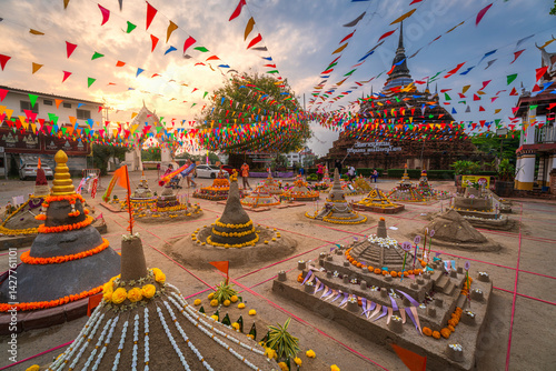 Obraz na płótnie PHITSANULOK, THAILAND - April 10,2025: Thai people come to build the Sand Pagoda for return the sand to the temple on Songkran festival at Ratchaburana temple in Phitsanulok Thailand. w salonie