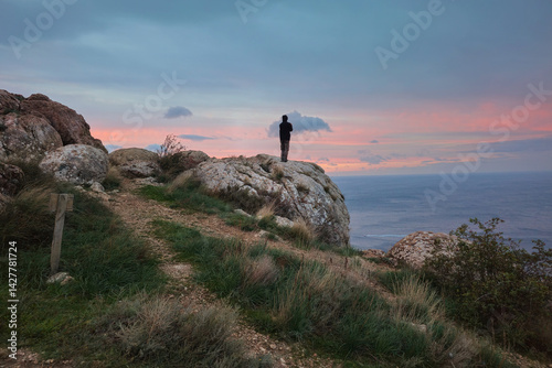 Obraz na płótnie Hiker on the mountain summit at sunset. w salonie