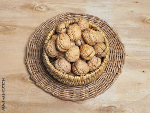 Obraz na płótnie Inshell walnuts in a wicker bowl. w salonie