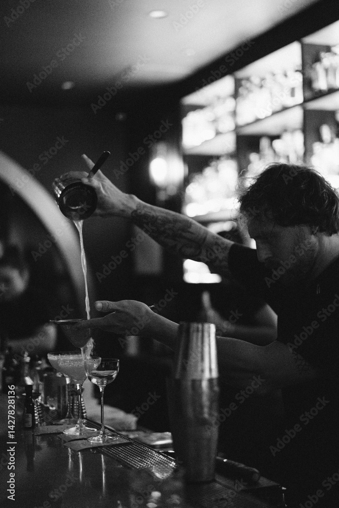 Naklejka premium Bartender makes cocktails in a night bar