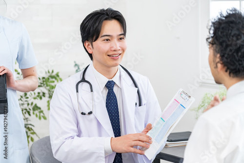 病院で診察を受ける男性