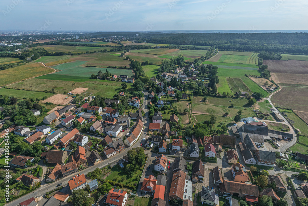 Die mittelfränkische Gemeinde Burgfarrnbach, Stadtteil von Fürth im Luftbild