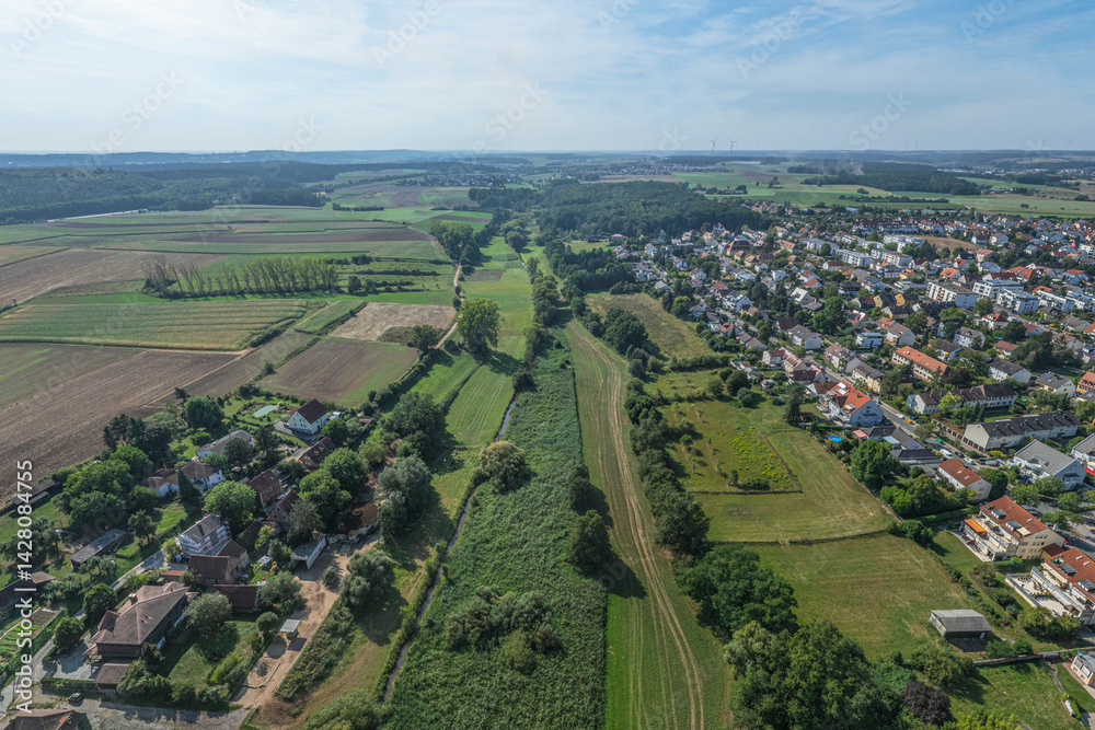 Die mittelfränkische Gemeinde Burgfarrnbach, Stadtteil von Fürth im Luftbild