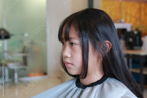 Obraz na płótnie Asian girl having her hair cut by beautician in beauty salon. w salonie