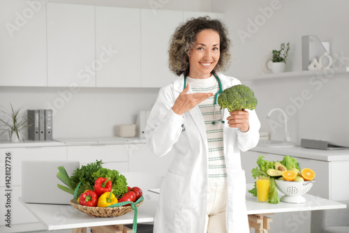 Mature female nutritionist ...