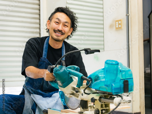 電動ノコギリを使って木材を切る男性　DIY