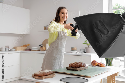 Young female photographer t...