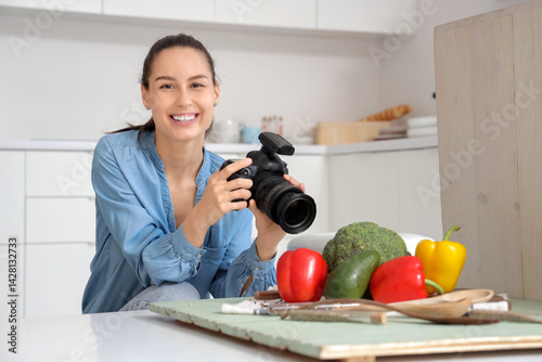 Young female food photograp...