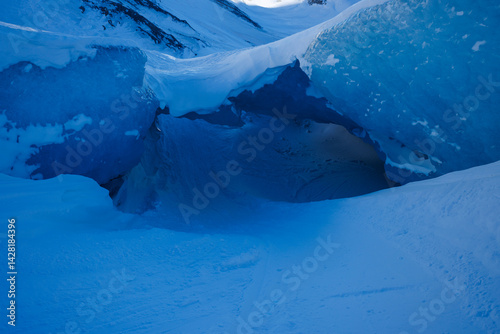 Obraz na płótnie Pristine ice glacier formations create a natural frosty cave w salonie