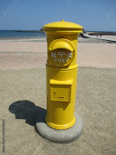 宮崎県宮崎市、青島にある幸せのシンボル「幸せの黄色いポスト」