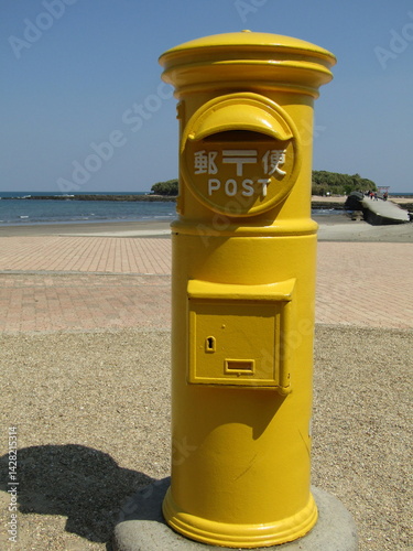 宮崎県宮崎市、青島にある幸せのシンボル「幸せの黄色いポスト」