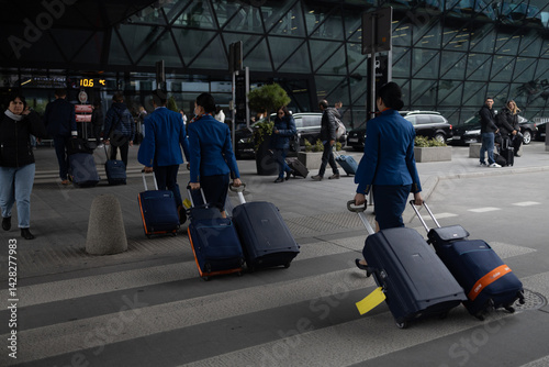 Obraz na płótnie Silhouette of the tourists at airport carrying luggage. Travelers waiting flight at airport w salonie