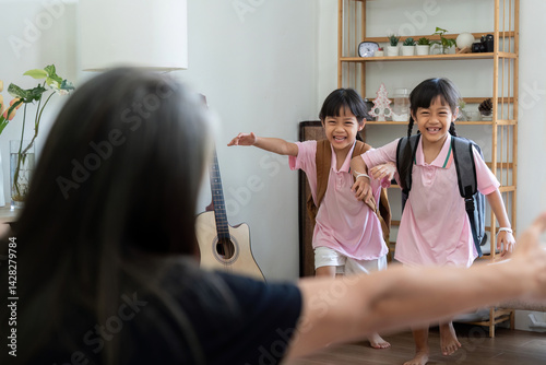 Obraz na plátne Back to School Excitement and Family Reunion