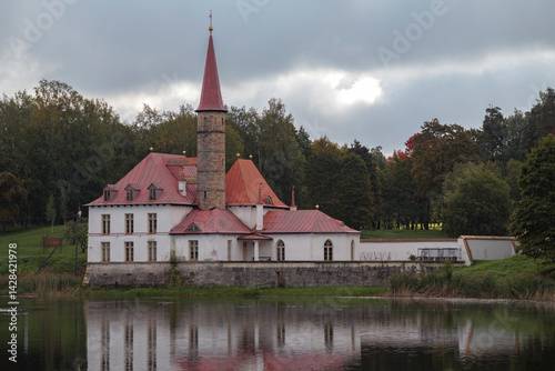 Obraz na płótnie The ancient Priory Palace on a cloudy September evening. Gatchina, Russia w salonie