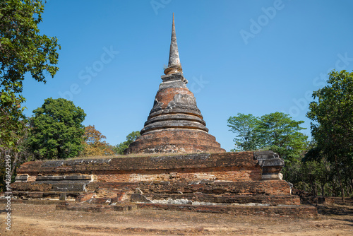 Obraz na płótnie Buddhist stupa on the ruins of the ancient Buddhist temple Wat Chedi Ngarm. Sukhothai, Thailand w salonie