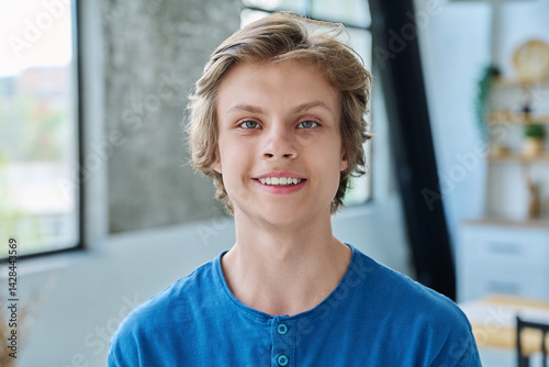 Obraz na płótnie Headshot portrait of smiling teenage boy looking at camera w salonie