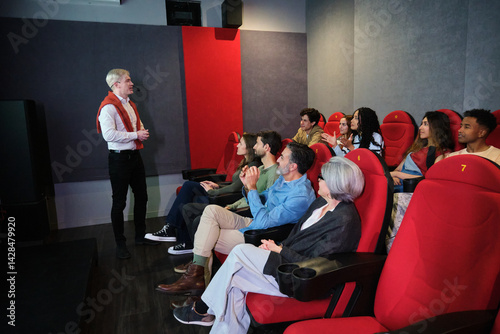 Obraz na płótnie Speaker giving presentation to audience sitting on red chairs in conference room w salonie