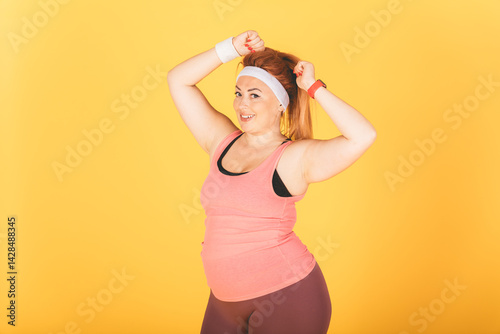 Obraz na płótnie A woman in a pink tank top and black shorts is posing for a picture w salonie