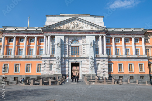Obraz na płótnie The facade of the old Mikhailovsky (Engineering) Castle on a sunny April day, Saint Petersburg w salonie