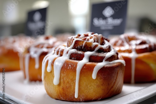 Obraz na płótnie Freshly Baked Cinnamon Rolls with Icing on a Clean Plate w salonie