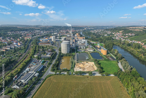 Obraz na płótnie Das Maintal bei Frickenhausen im unterfränkischen Kreis Würzburg aus der Vogelperspektive w salonie