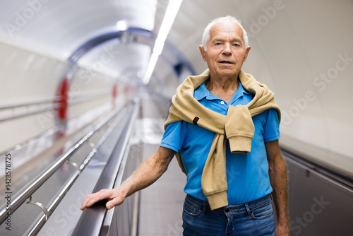 Obraz na płótnie Old man standing on travolator w salonie