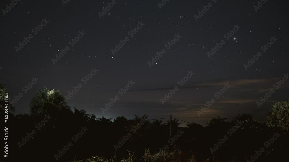 Timelapse artistique de la nuit à travers les étoiles au Sénégal — rayons lumineux célestes dans le ciel nocturne africain, ambiance mystique et poétique sous la voûte étoilée