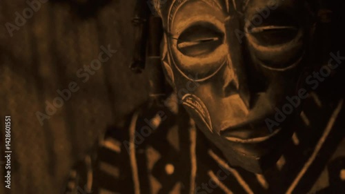 Danse rituelle nocturne avec masques Dogon autour d’un feu — scène mystique et culturelle en Afrique de l’Ouest avec gros plans sur les masques et les flammes traditionnelles