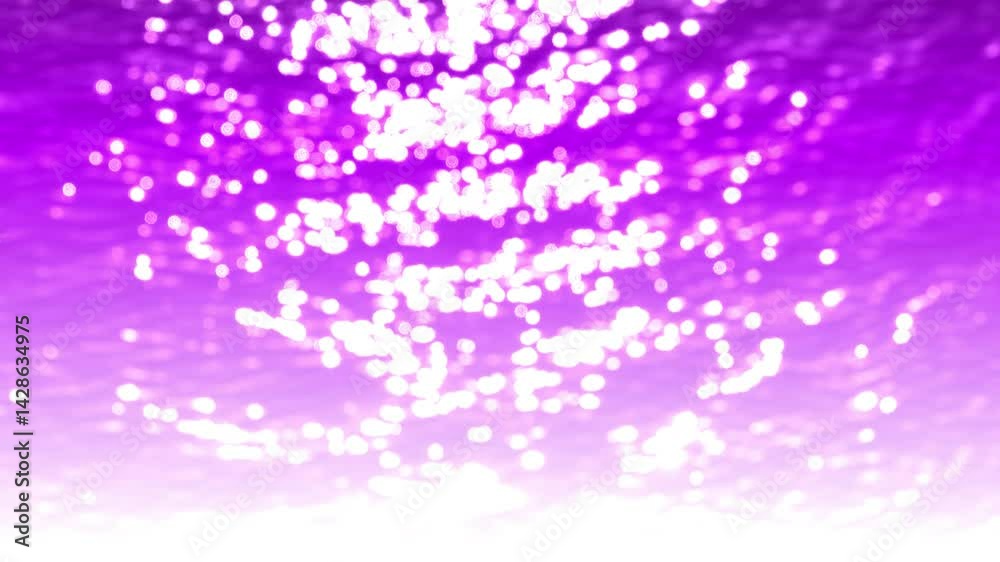 Vue en hauteur sur des points lumineux de reflets du soleil sur l'eau avec effet flou d'objectif et teinte nuancée aux tons violet et mauve