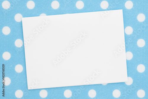 Obraz na płótnie Blank greeting card on blue polka dots material w salonie