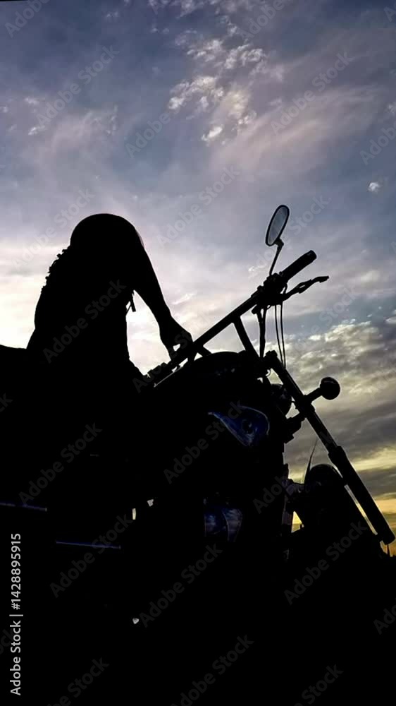 silhueta de motociclista com moto 