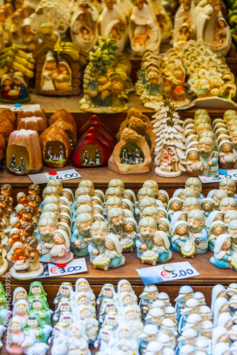 Φωτογραφία Colorful christmas nativity scenes figurines with price tag filling market stall