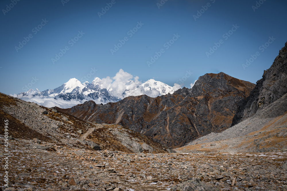 Fototapeta premium Lauribina Pass Trekking in the Himalayas og Nepal in Langtang National Park's Gosaikunda Section