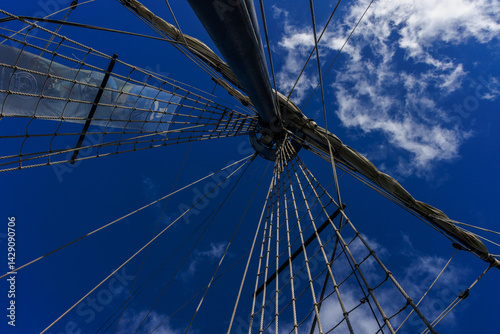 Mat d'un vieux navire à voile avec sa vigie