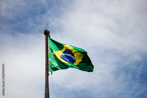 Bandeira do Brasil hasteada	