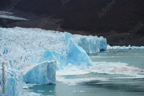 Obraz na płótnie Perito Moreno glacier, Patagonia, Argentina Global warming is causing glaciers to break up and form lakes. w salonie