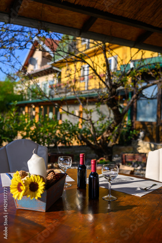 Obraz na płótnie Decorative table with wine and sunflowers w salonie
