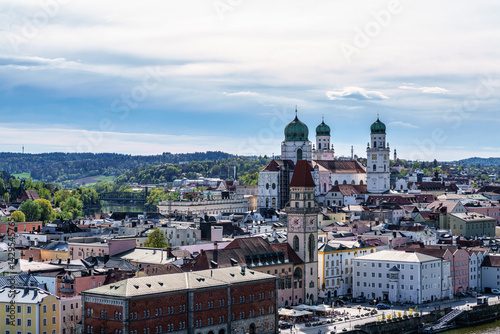 Obraz na płótnie The town hall and St. Stephans cathedral in Passau, Germany, located in the old town of Passau on the Rathausplatz w salonie