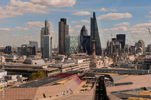 A city skyline with a large building in the middle