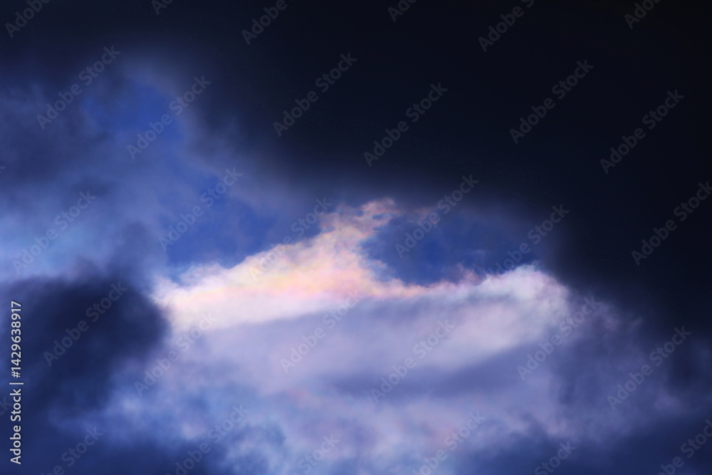 Fototapeta premium 黒い雲の中の美しい彩雲